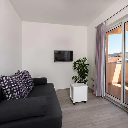 Apartment Robi *